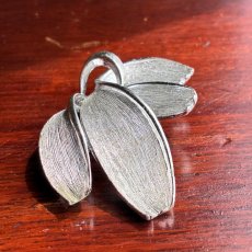 画像2: TARA 1960年代初頭 ヴィンテージブローチ 花びらデザイン 光をまとった輝き (2)