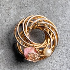 画像5: アメリカ 1960年代 ローズクォーツ天然石とフェイクパールのループブローチ  (5)