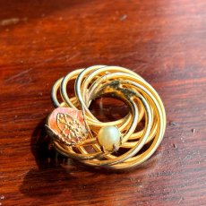 画像2: アメリカ 1960年代 ローズクォーツ天然石とフェイクパールのループブローチ  (2)