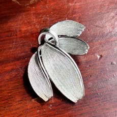 画像3: TARA 1960年代初頭 ヴィンテージブローチ 花びらデザイン 光をまとった輝き (3)