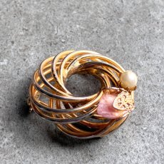 画像4: アメリカ 1960年代 ローズクォーツ天然石とフェイクパールのループブローチ  (4)