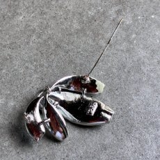 画像10: TARA 1960年代初頭 ヴィンテージブローチ 花びらデザイン 光をまとった輝き (10)