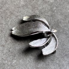 画像6: TARA 1960年代初頭 ヴィンテージブローチ 花びらデザイン 光をまとった輝き (6)