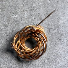 画像7: アメリカ 1960年代 ローズクォーツ天然石とフェイクパールのループブローチ  (7)