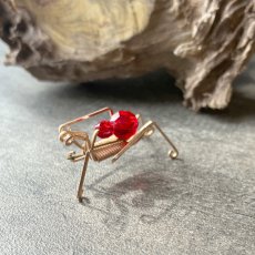 画像9: 英国ヴィンテージ・バッタブローチ「 紅の跳躍」コスチュームジュエリー  (9)