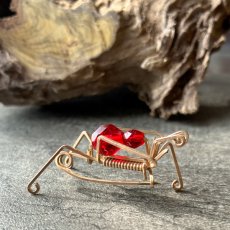 画像7: 英国ヴィンテージ・バッタブローチ「 紅の跳躍」コスチュームジュエリー  (7)