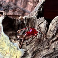 画像2: 英国ヴィンテージ・バッタブローチ「 紅の跳躍」コスチュームジュエリー  (2)