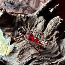 画像1: 英国ヴィンテージ・バッタブローチ「 紅の跳躍」コスチュームジュエリー  (1)