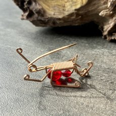 画像13: 英国ヴィンテージ・バッタブローチ「 紅の跳躍」コスチュームジュエリー  (13)