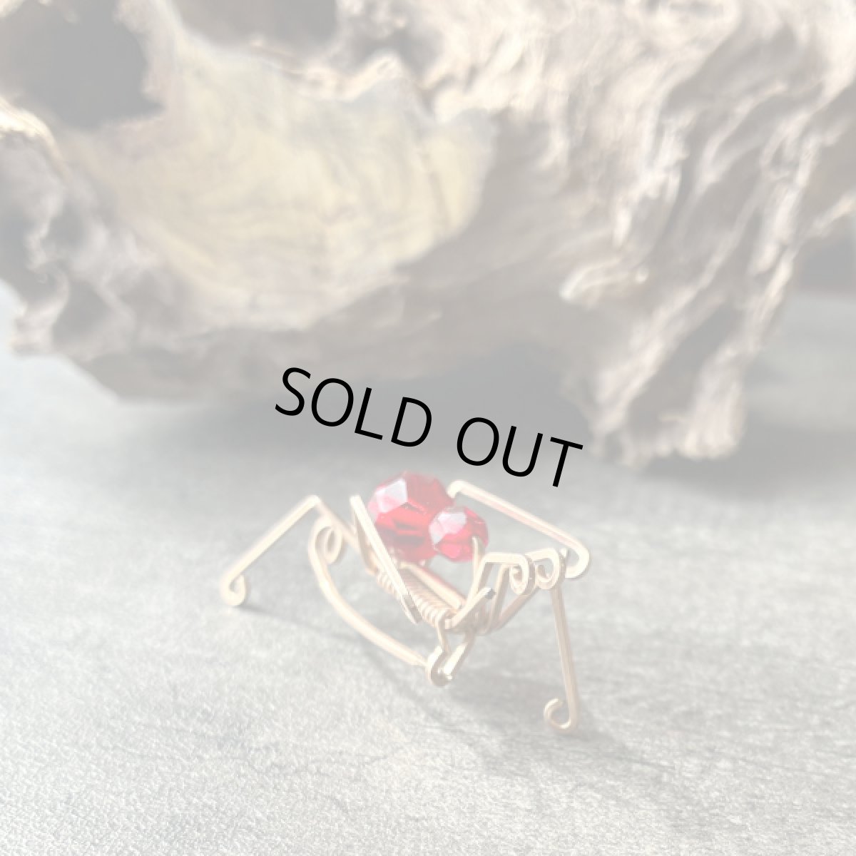 画像8: 英国ヴィンテージ・バッタブローチ「 紅の跳躍」コスチュームジュエリー  (8)