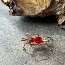 画像4: 英国ヴィンテージ・バッタブローチ「 紅の跳躍」コスチュームジュエリー  (4)