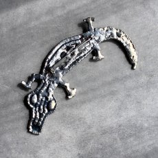 画像6: 英国 ヴィンテージワニブローチ「威厳と煌めきを纏う輝きの守護者」 (6)