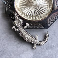 画像1: 英国 ヴィンテージワニブローチ「威厳と煌めきを纏う輝きの守護者」 (1)