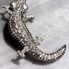 画像8: 英国 ヴィンテージワニブローチ「威厳と煌めきを纏う輝きの守護者」 (8)