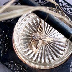 画像3: 英国ヴィンテージ ハチドリブローチ 「愛と喜びを運ぶ神秘の翼」 (3)