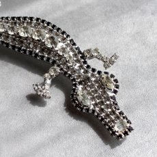 画像7: 英国 ヴィンテージワニブローチ「威厳と煌めきを纏う輝きの守護者」 (7)