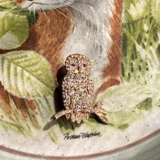 画像2:  英国ヴィンテージ フクロウブローチ 「幸福を運ぶ夜の守り手」 (2)