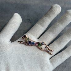 画像8: 英国ヴィンテージ ピューマ ブローチ　虹色の疾走 (8)