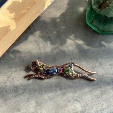 画像3: 英国ヴィンテージ ピューマ ブローチ　虹色の疾走 (3)