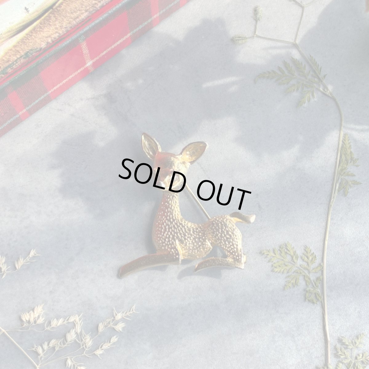 画像1: 英国 ヴィンテージ ブローチ　静寂の森に佇む仔鹿 (1)