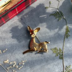 画像1: 英国 ヴィンテージ ブローチ　静寂の森に佇む仔鹿 (1)