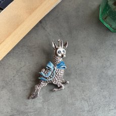 画像3: 1970年頃 英国 ヴィンテージブローチ　幸運を運ぶ青の鹿 (3)