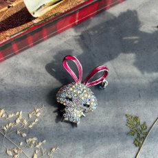 画像1: 英国ヴィンテージ うさぎブローチ ― オーロラに舞う小さな夢 (1)