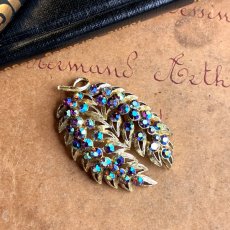 画像4: アメリカ 1960年代 存在感を放つオーロラの輝きリーフブローチ ヴィンテージアクセサリー (4)