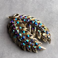画像8: アメリカ 1960年代 存在感を放つオーロラの輝きリーフブローチ ヴィンテージアクセサリー (8)