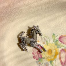 画像4: 英国 1950s ヴィンテージ 馬 ブローチ｜マーカサイトとエナメルが描く風の記憶 (4)