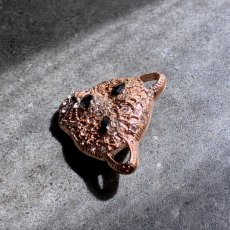 画像8: 英国ヴィンテージ 豹の顔ブローチ｜クリスタルの輝きと静寂を宿すゴールドトーンの守護獣 (8)