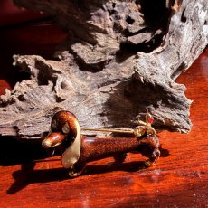 画像5: 英国ヴィンテージ  バセットハウンドのエナメルブローチ　優しさを結ぶリボン (5)