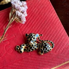 画像1: 英国ヴィンテージ 豹ブローチ刻印1953　気品と静寂を纏うブラックエナメルの輝き (1)