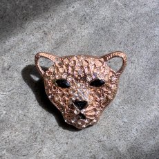 画像6: 英国ヴィンテージ 豹の顔ブローチ｜クリスタルの輝きと静寂を宿すゴールドトーンの守護獣 (6)