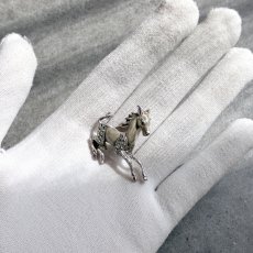 画像10: 英国 1950s ヴィンテージ 馬 ブローチ｜マーカサイトとエナメルが描く風の記憶 (10)