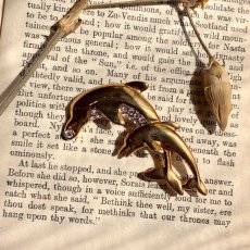 画像5: 英国ヴィンテージブローチ｜親子イルカの絆 (5)