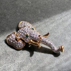 画像7: 英国ヴィンテージ クリスタル象ブローチ  幸運の鼓動を胸に (7)