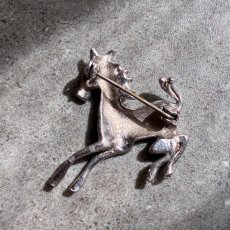 画像9: 英国 1950s ヴィンテージ 馬 ブローチ｜マーカサイトとエナメルが描く風の記憶 (9)