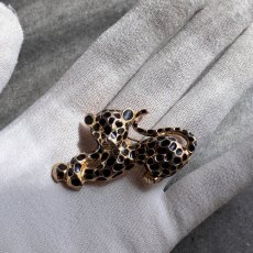 画像10: 英国ヴィンテージ 豹ブローチ刻印1953　気品と静寂を纏うブラックエナメルの輝き (10)