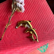 画像1: 英国ヴィンテージブローチ｜親子イルカの絆 (1)