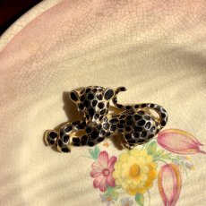 画像4: 英国ヴィンテージ 豹ブローチ刻印1953　気品と静寂を纏うブラックエナメルの輝き (4)