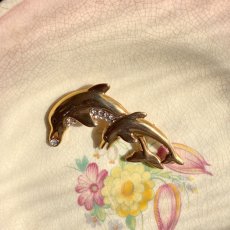 画像2: 英国ヴィンテージブローチ｜親子イルカの絆 (2)