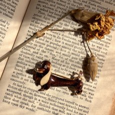 画像2: 英国ヴィンテージ  バセットハウンドのエナメルブローチ　優しさを結ぶリボン (2)