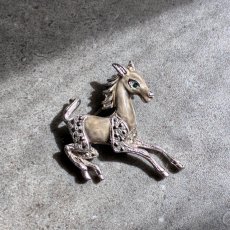 画像6: 英国 1950s ヴィンテージ 馬 ブローチ｜マーカサイトとエナメルが描く風の記憶 (6)