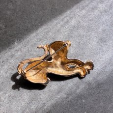 画像9: 英国ヴィンテージ 豹ブローチ刻印1953　気品と静寂を纏うブラックエナメルの輝き (9)