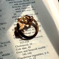 画像1: SARAH COVENTRY サラコベントリー ヴィンテージブローチ 花とパールのリース（1960–70s） (1)