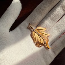 画像4: 1960s アメリカ クリアラインストーンと黄金の葉ブローチ　ヴィンテージアクセサリー (4)