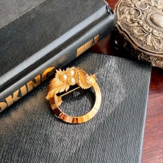 画像12: SARAH COVENTRY サラコベントリー ヴィンテージブローチ 花とパールのリース（1960–70s） (12)