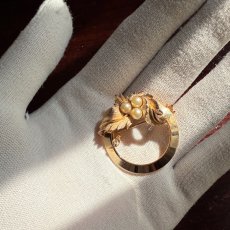 画像13: SARAH COVENTRY サラコベントリー ヴィンテージブローチ 花とパールのリース（1960–70s） (13)