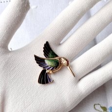 画像8: 英国ヴィンテージ｜ハチドリの幸運ブローチ〈ゴールド×グリーン＆ブルーエナメル〉 (8)